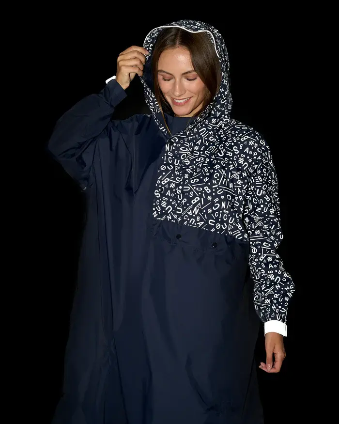 poncho-de-pluie-velo-motifs-graffiti-bleu-marine-reflechissants-femme.webp